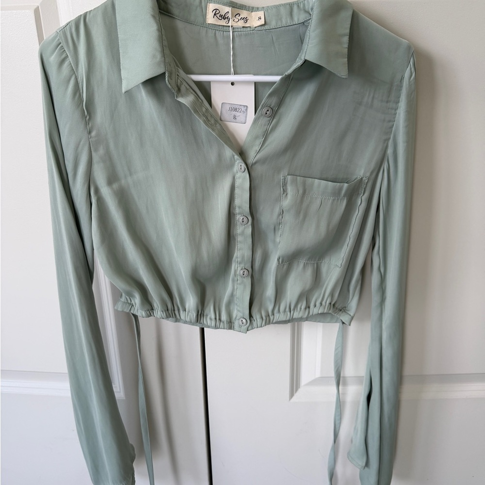 Boutique Women's Sage Green Button-Up Top small